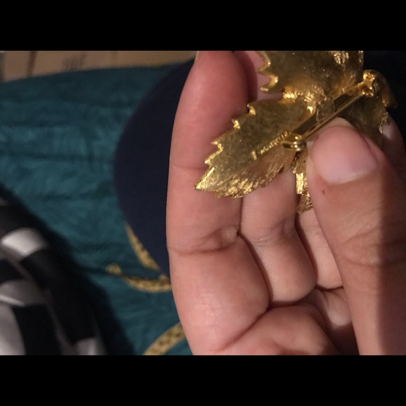 Vintage Goldtone Leaf Brooch signed Mamselle. - Picture 3 of 3